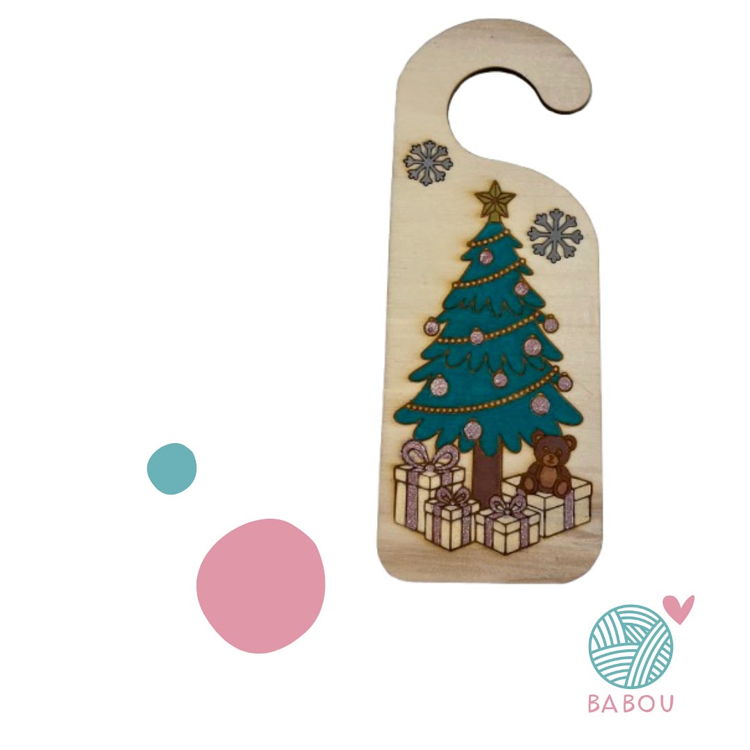 Cuelgapuertas navideño de madera de Babou Handmade
