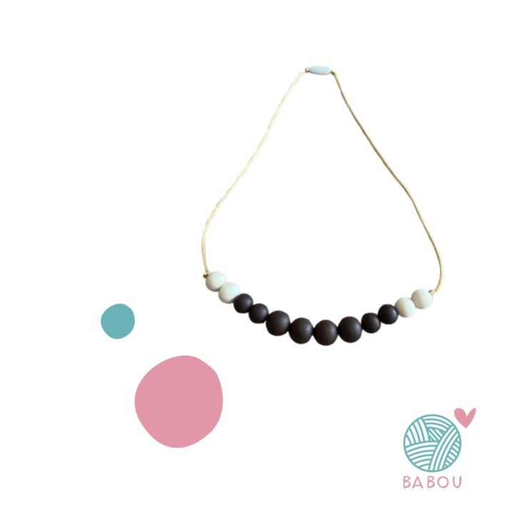 Collar maternal marron y hilo dorado de Babou Handmade