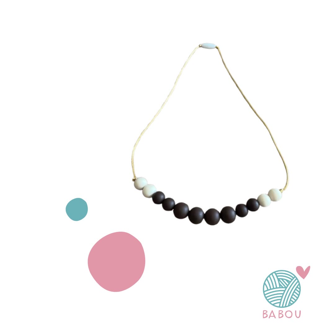 Collar maternal marron y hilo dorado de Babou Handmade